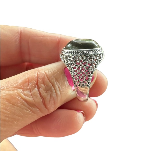 Brown Stone and Cut Metal Silver Oval Ring - Picture 4 of 7